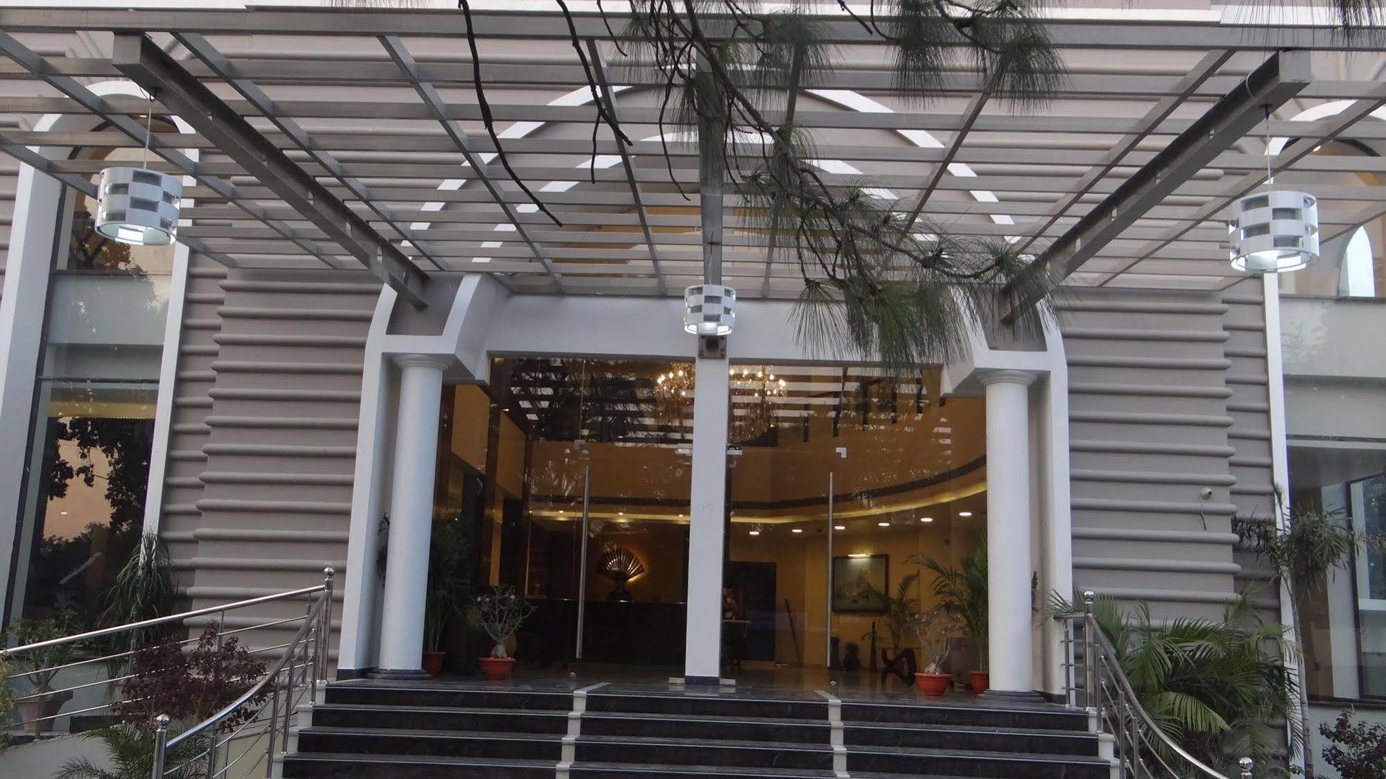 The Legend Hotel Allāhābād Junction Екстериор снимка